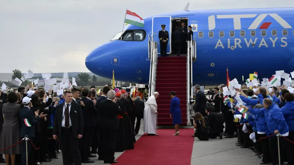 Pope Francis urges Hungary to open its doors before leaving