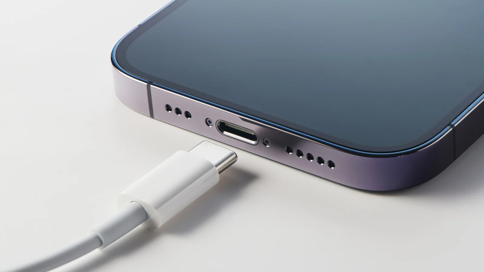 Fast-Charge Reality: How Much Power Your iPhone and iPad Can Use in 2026