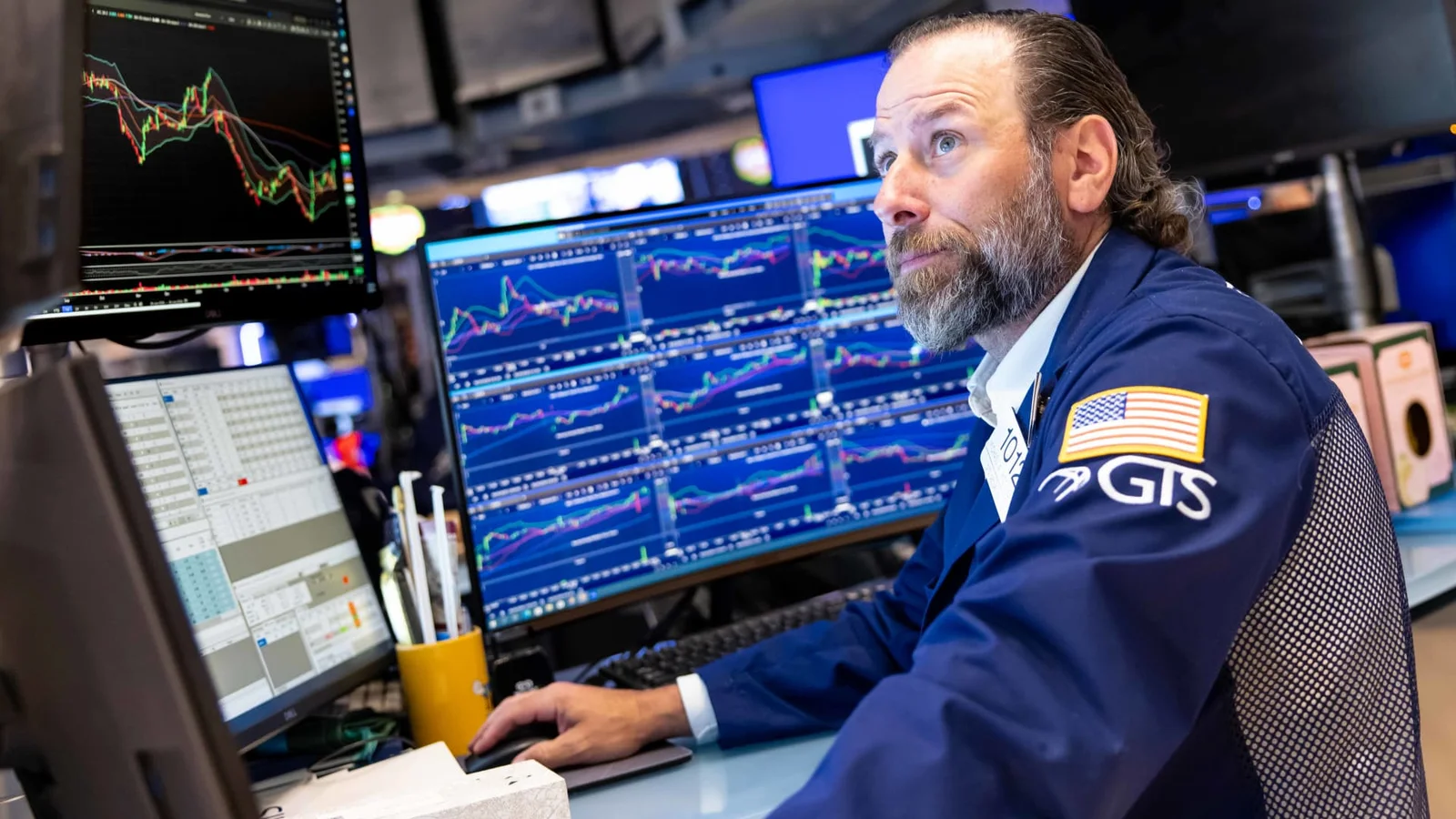 Markets Brace for Fed Minutes as AI Rotation Shapes Open