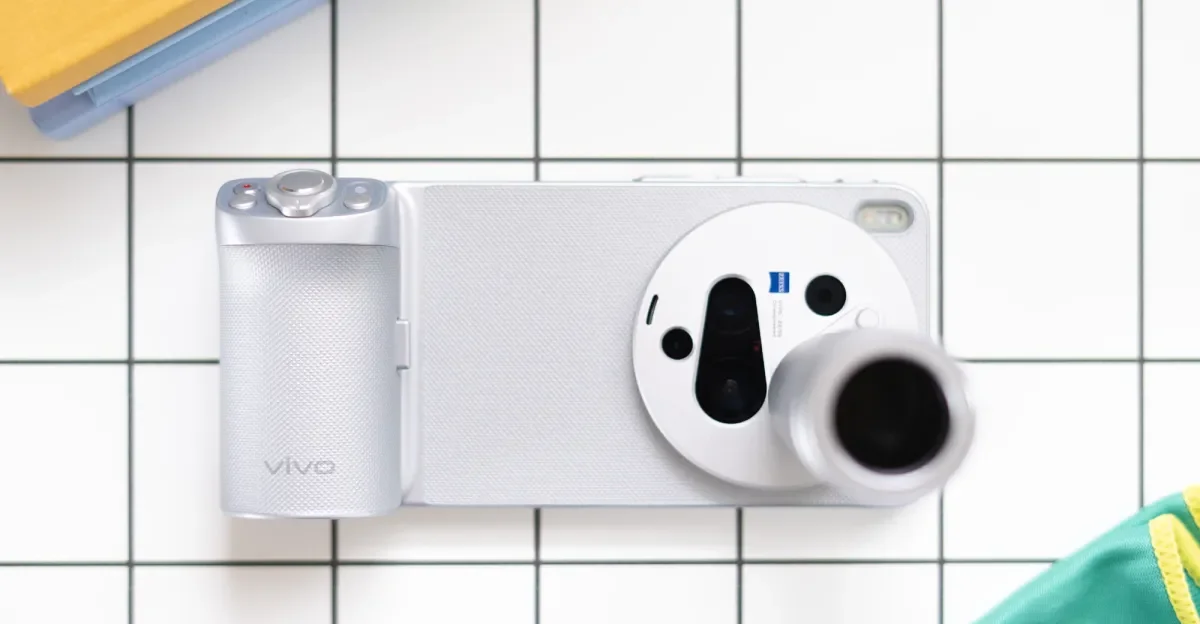 Phone cameras get real zoom with clip-on telephoto extenders