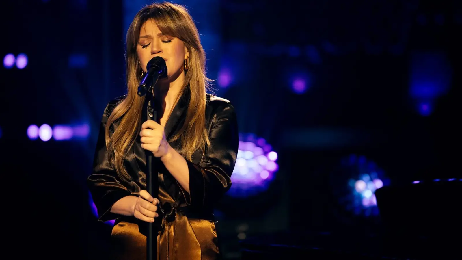 Kelly Clarkson Ends Her Era with a Golden Kellyoke on the Final Show