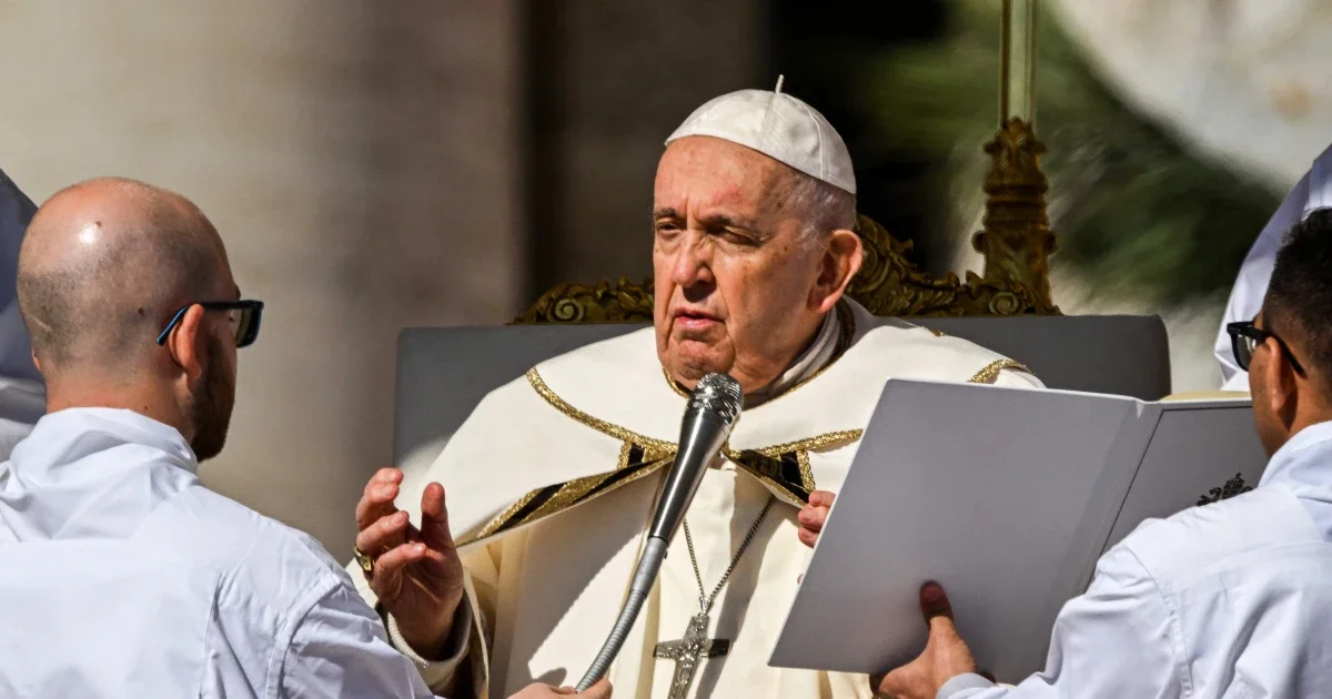 "Pope Francis' Easter Message: Prayers for Ukraine, Russia, and Peace"