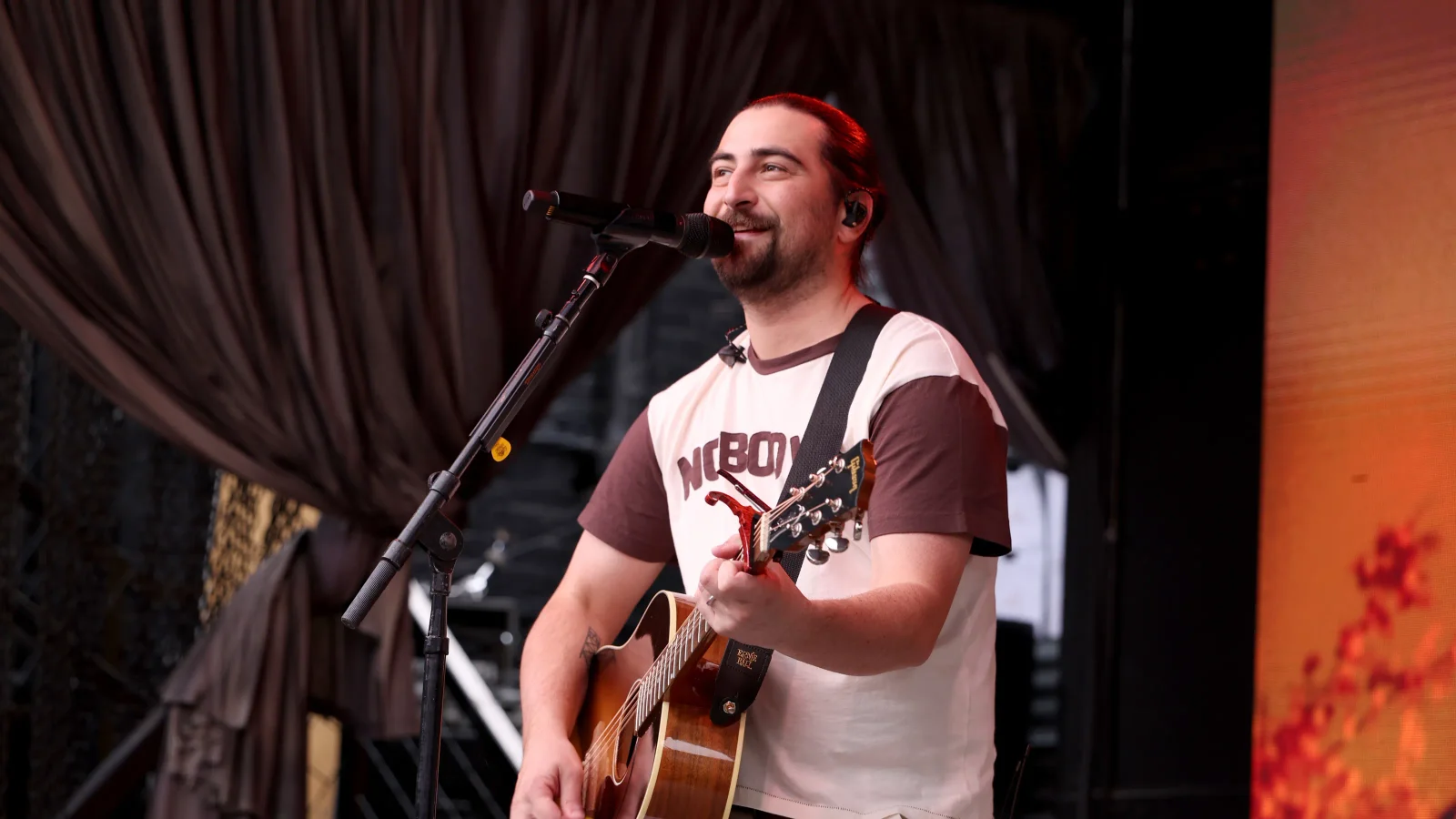 Noah Kahan Urges Fans to Use the Bathroom, Not the Floor, at Concerts