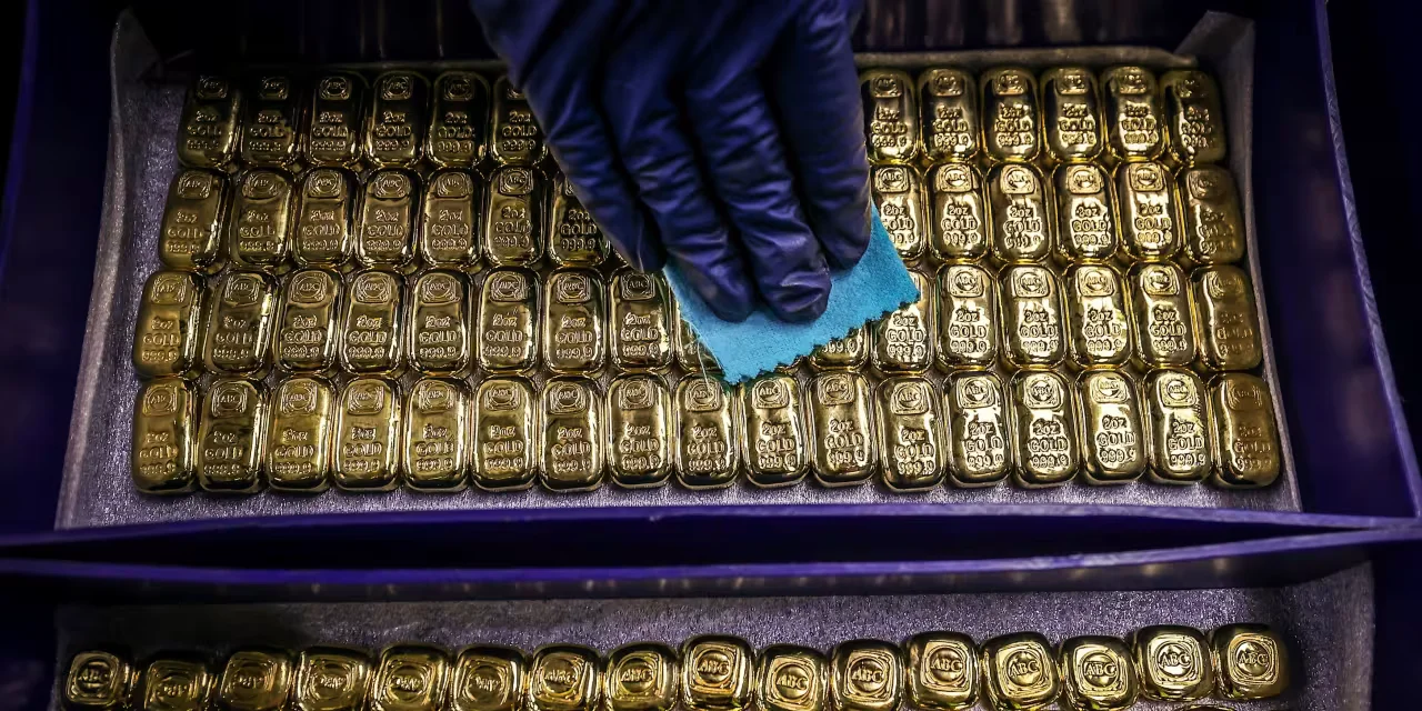 Gold's Fate Hangs in the Balance as Dollar Strengthens
