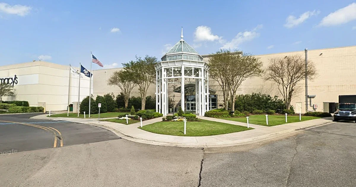 Baton Rouge mall shooting injures 10 as suspects remain at large
