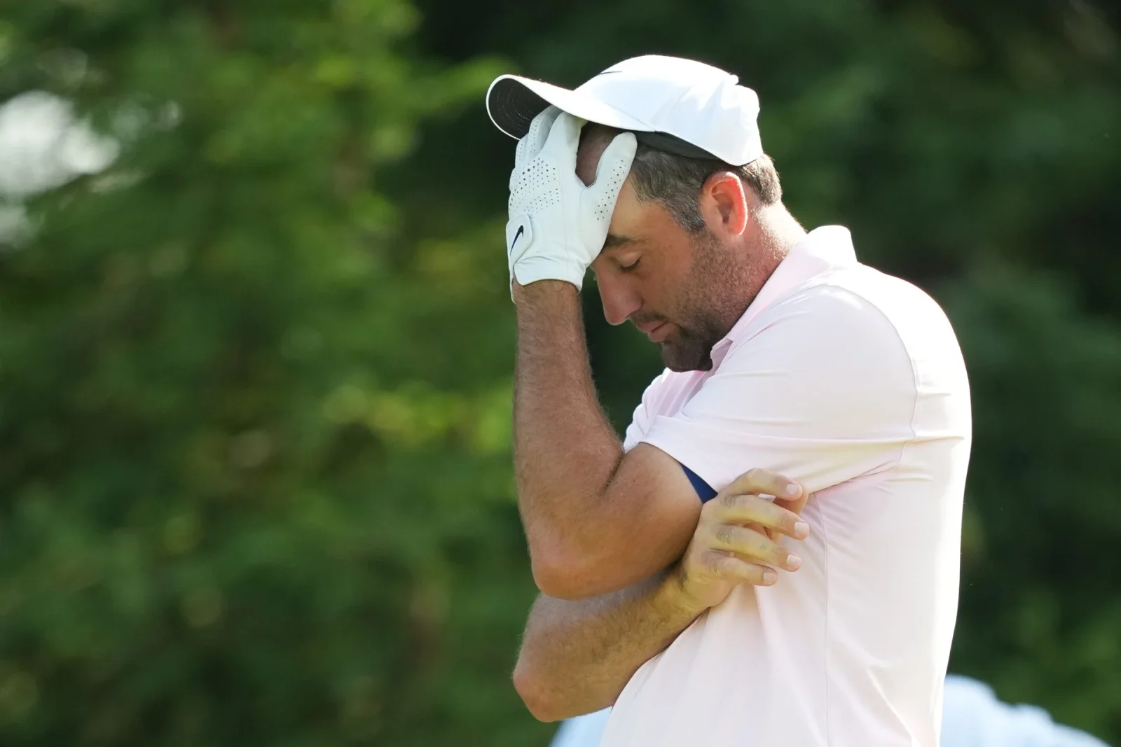 Scheffler's Memorial Moment Sparks Caddie-Behavior Debate