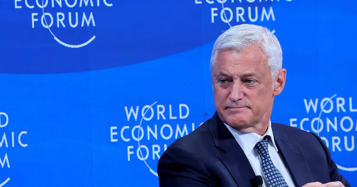 Standard Chartered Chief Apologizes Over Four-Word AI Remark About Workers
