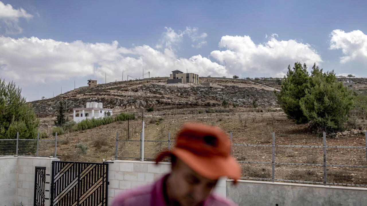 Ex-diplomats urge France and UK to uphold international law over Israeli settlements