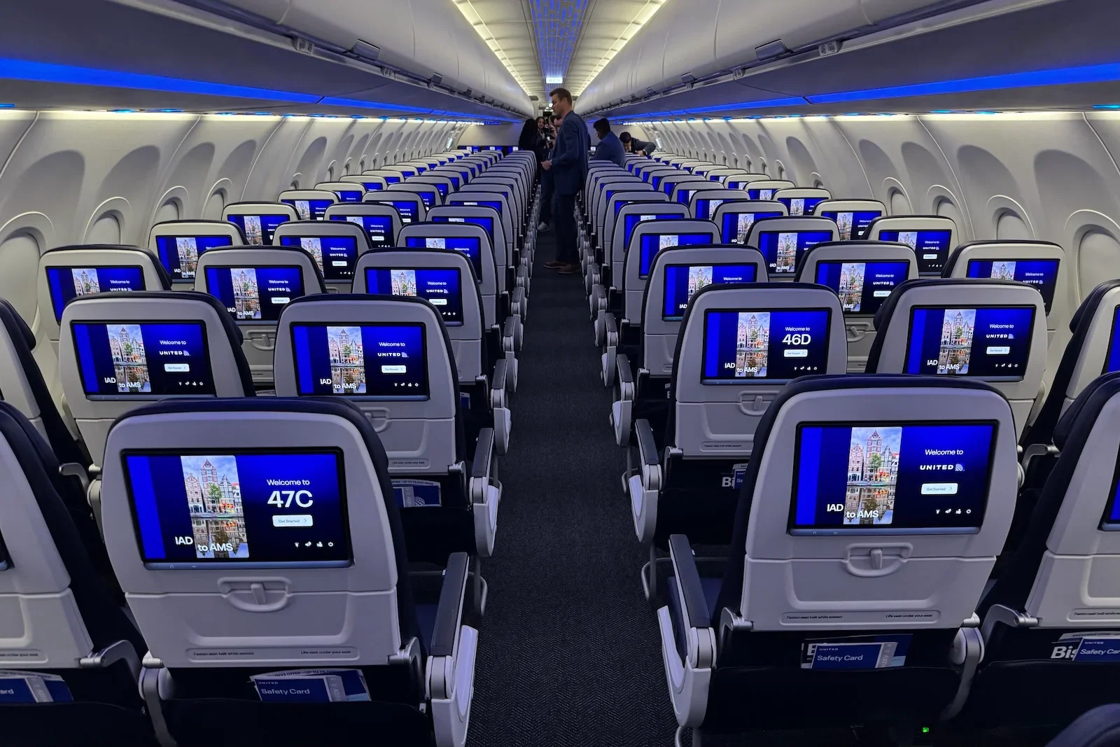 United bets on nonstop long-haul with narrow-body jets; Delta sticks with wide-bodies