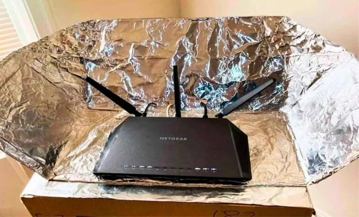 DIY Wi‑Fi Reflector: Foil Behind the Router Focuses Signals—With Important Tradeoffs