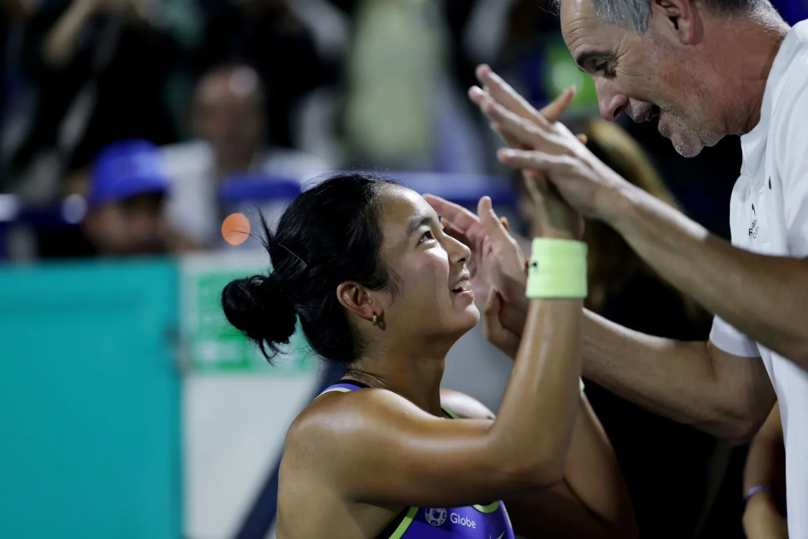 Bosch's 'mucho mas fuerte' push keeps Eala in the rain-delayed Washington Open final