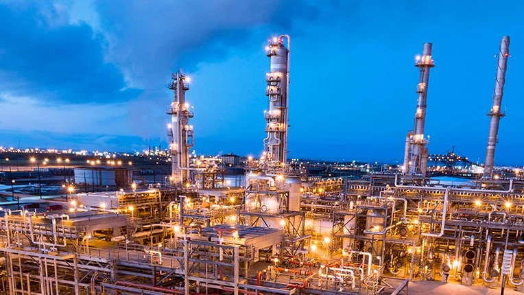 California Refineries Tilt to Jet Fuel as Gasoline Shortage Deepens