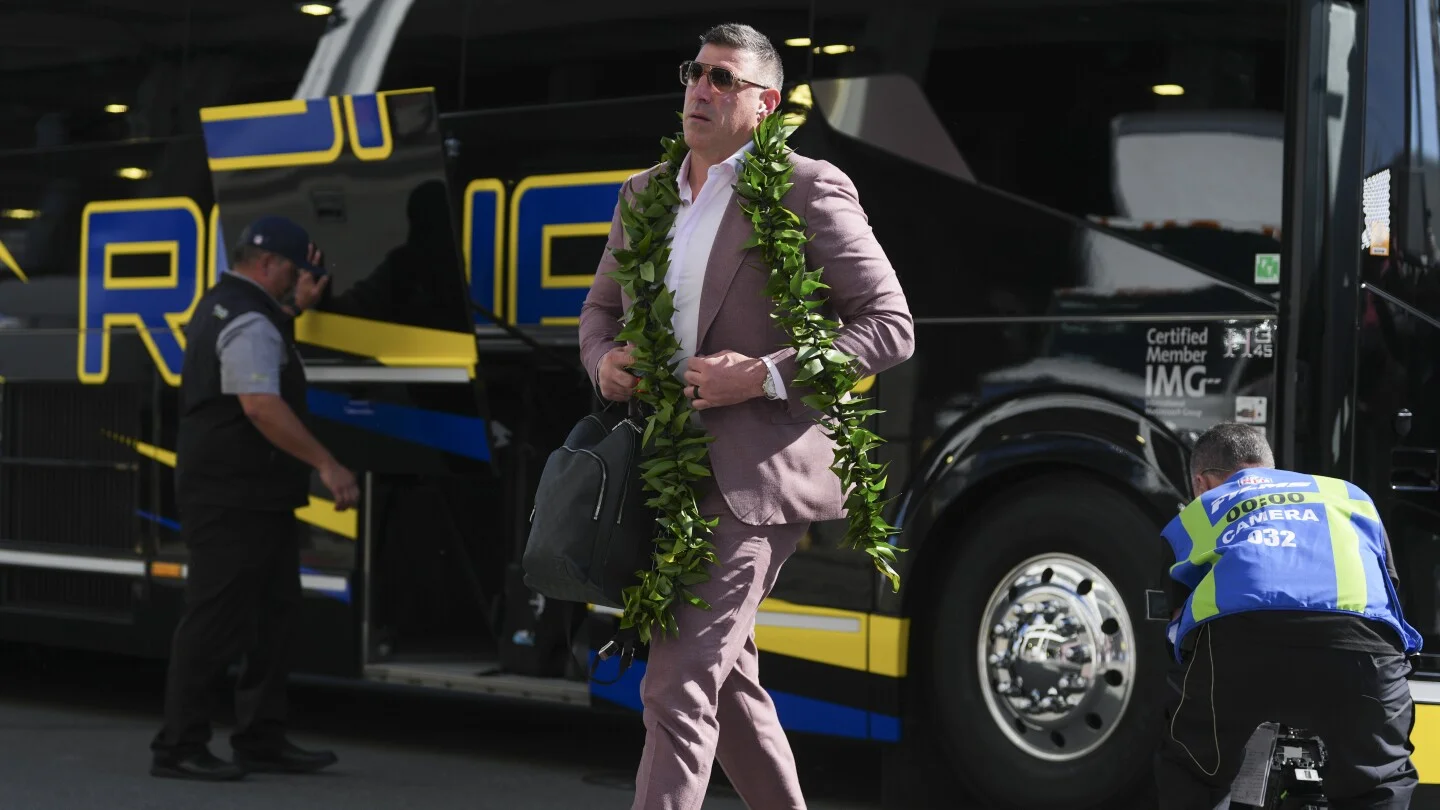 Patriots allegedly pressed to curb Vrabel-Russini photo story, new report says