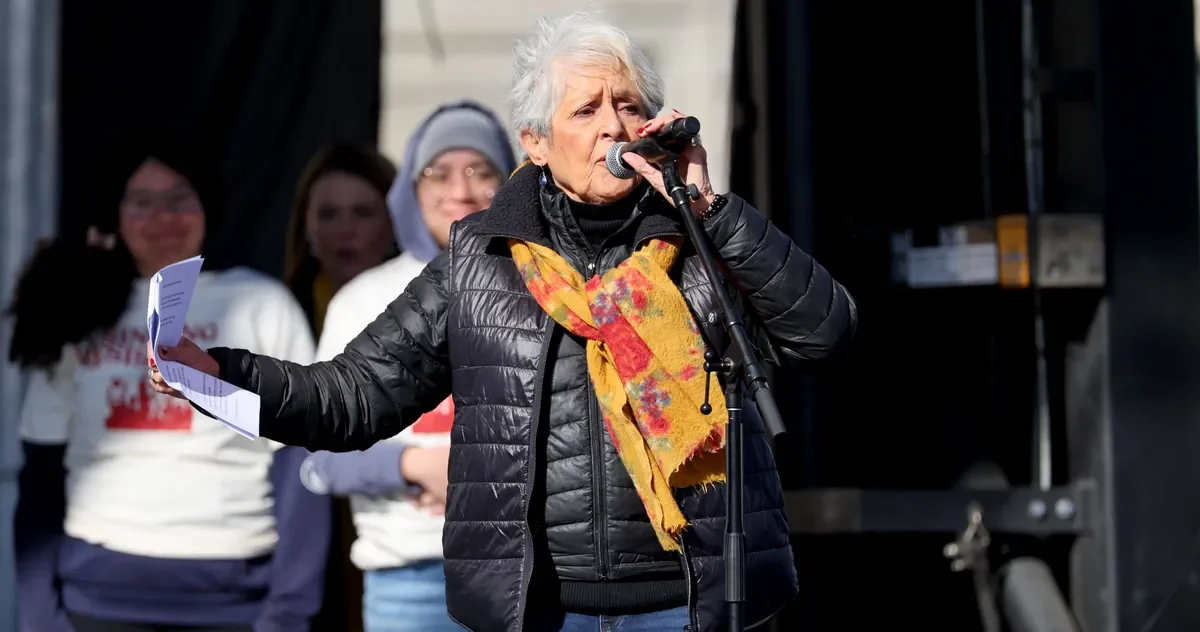 Baez Urges Pop’s Leading Women to Speak Out on Democracy