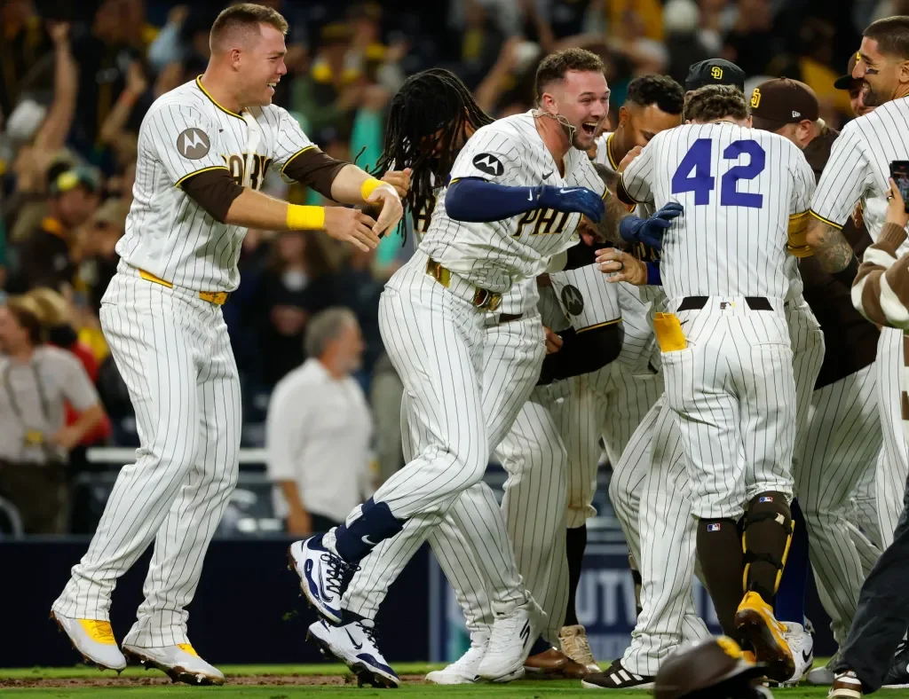 Padres surge in ninth caps seventh straight win with walk-off flair