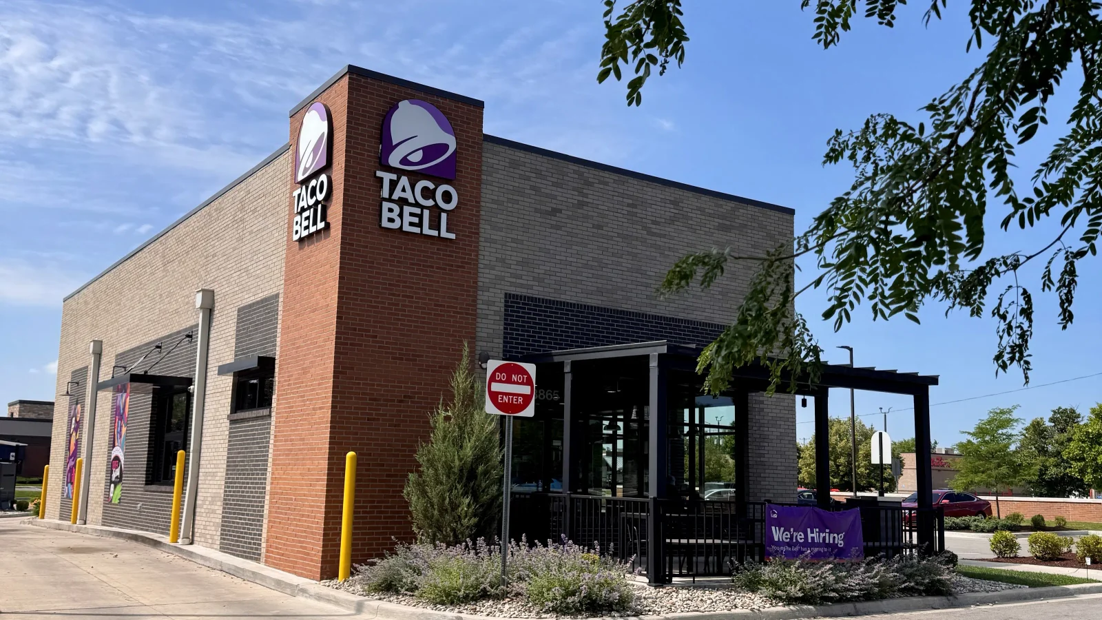 Detroit-area Taco Bell stops serving lettuce and cilantro amid cyclosporiasis outbreak