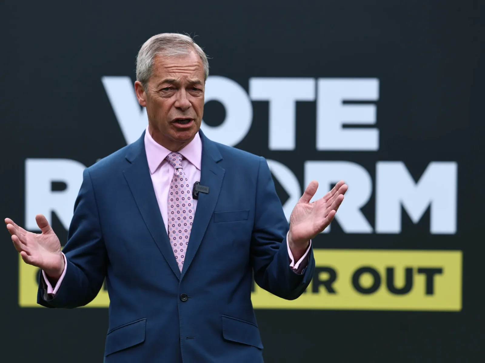 Farage faces scrutiny over undisclosed funding fromConvicted fraudster