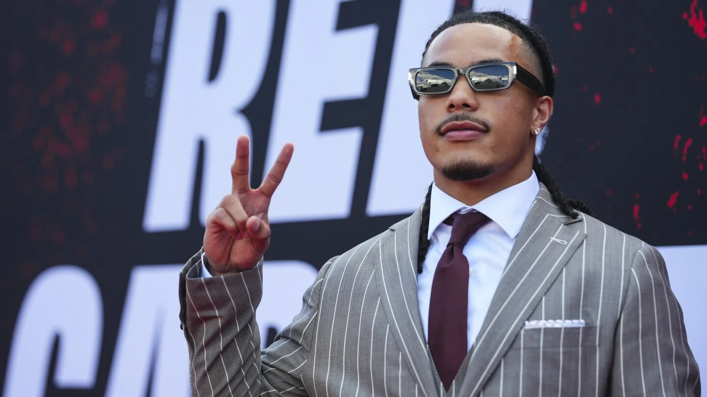 Eagles leap to land Makai Lemon at No. 20 in NFL draft