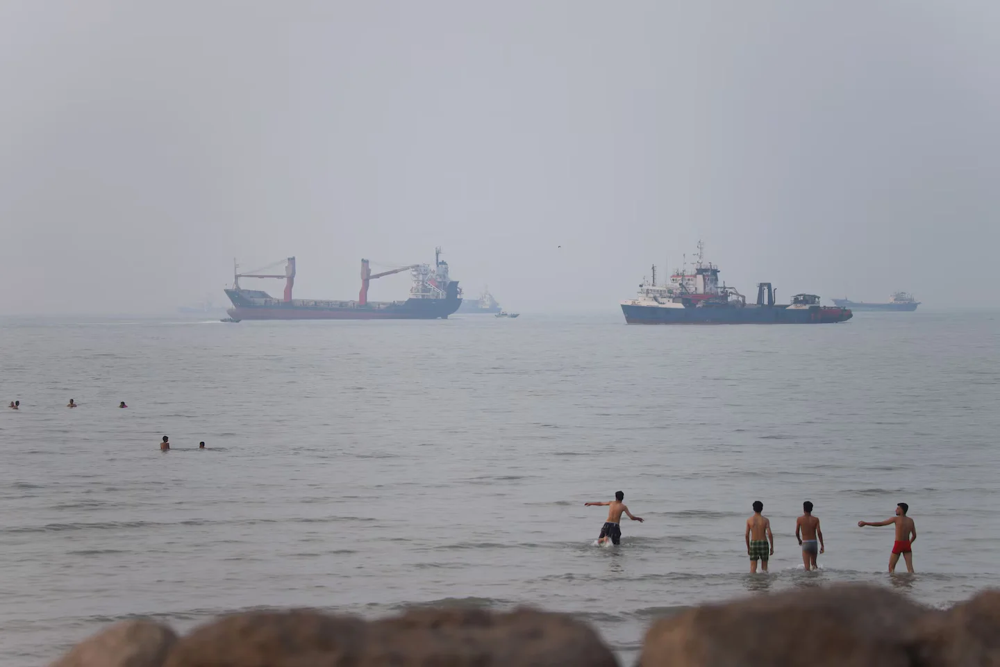 Escalation in Hormuz: U.S. and Iran Trade Fresh Strikes After Shipping Attacks