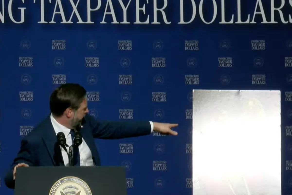 Glare clouds White House fraud photo, sparking a Trump team gaffe