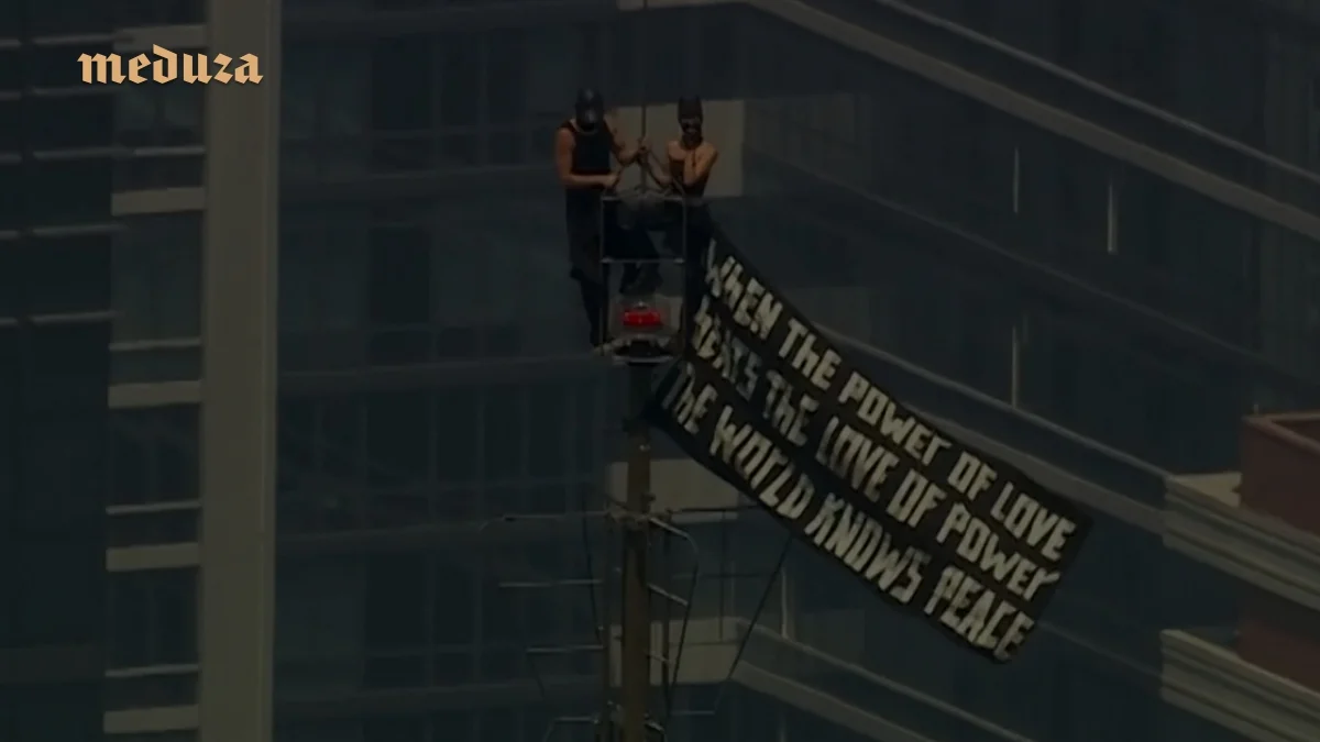 Love on a ledge: Rooftoppers propose atop the Empire State Building, then get arrested