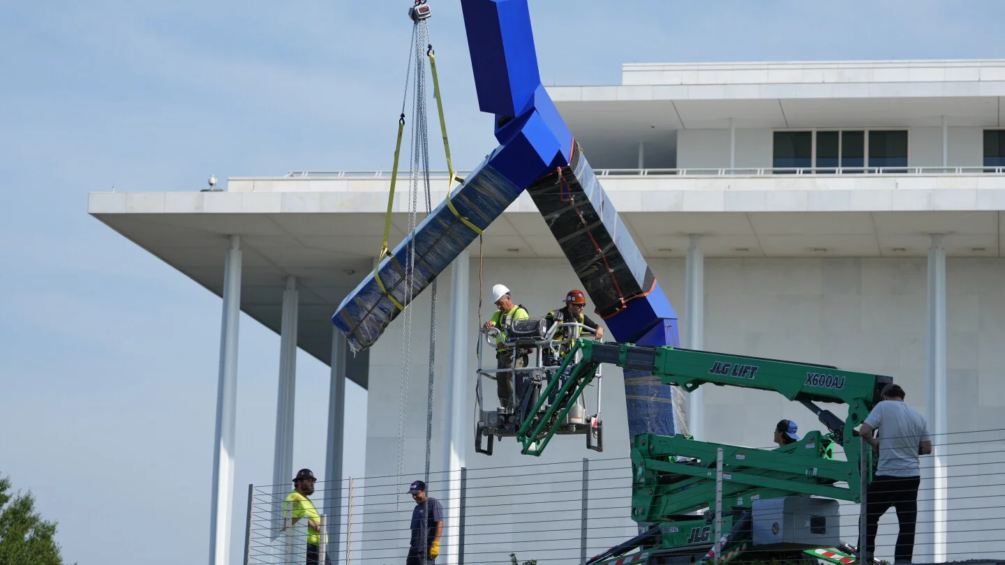 Kennedy Center Removes Joel Shapiro’s Blue Sculpture Amid Trump-Era Overhaul