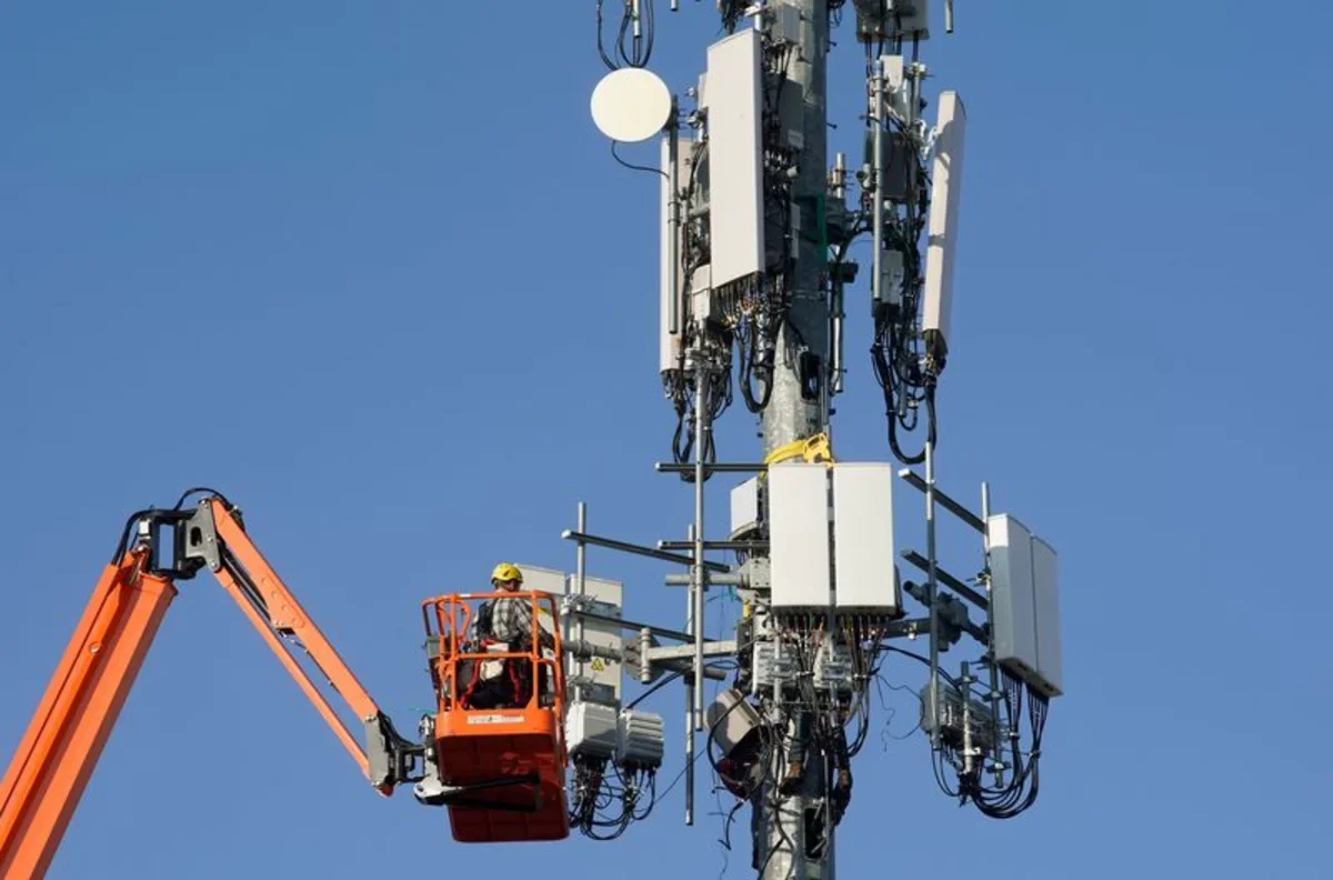 Verizon to Sell 274 Stores and Trim 500 Corporate Roles in Restructure