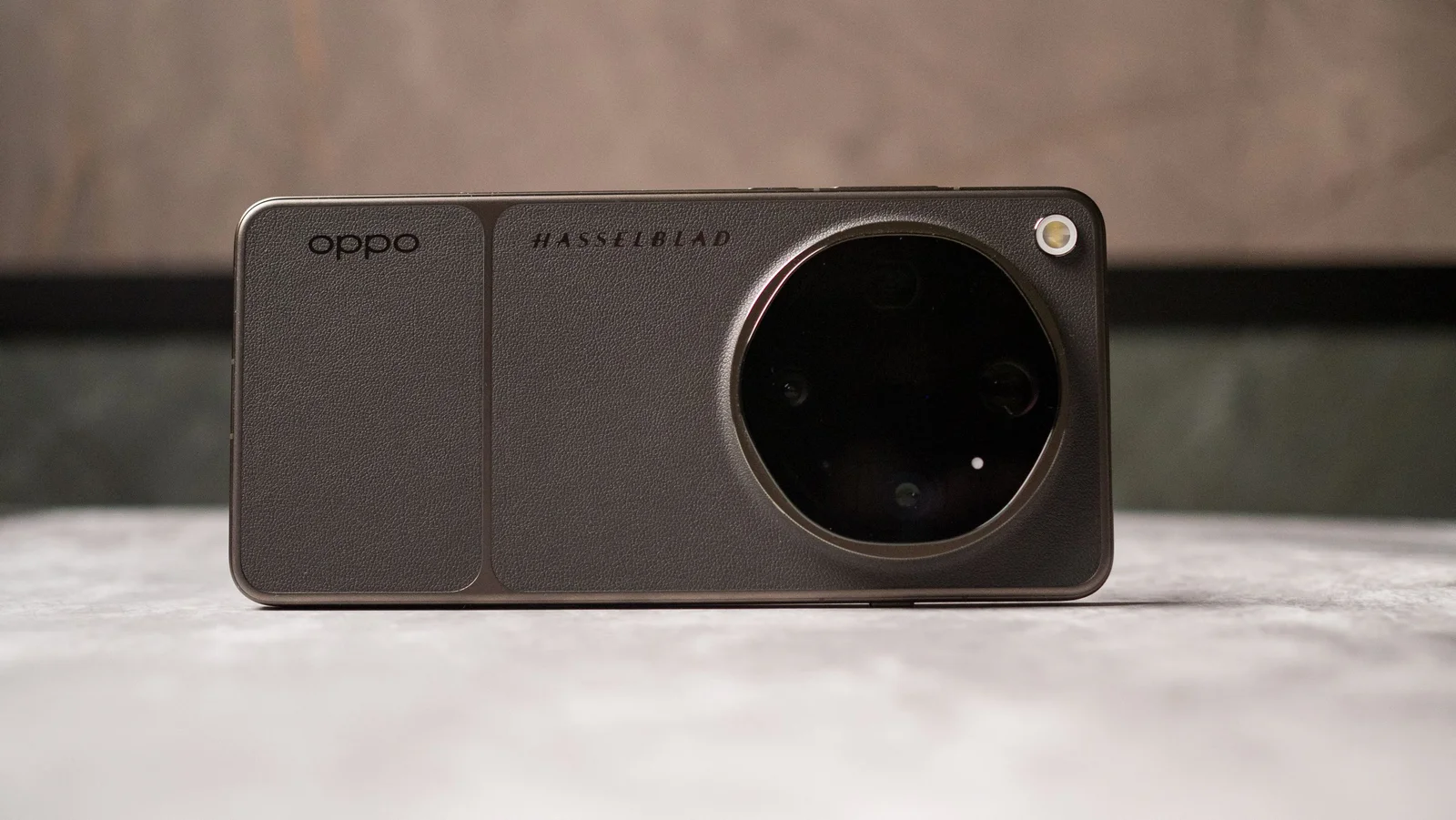 OPPO Find X9 Ultra Preview: A Leather-Clad Camera Phone Aiming for 2026