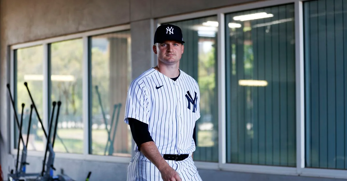 "Yankees and Giants Face Off in MLB Showdown"