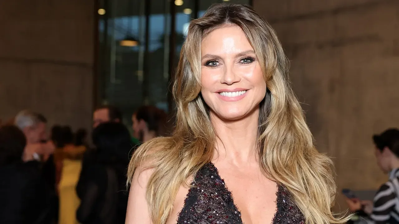 Heidi Klum Uses Potato Chips Bag as Cover in Flirty Beach Moment
