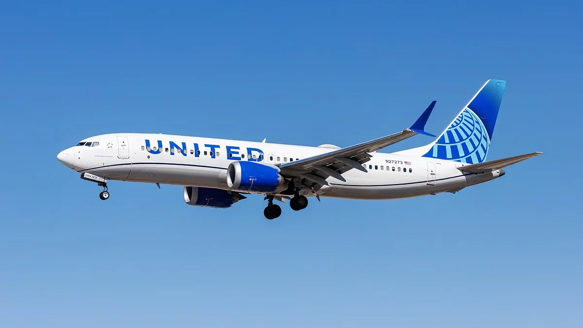 Bomb-scare prompts United flight to divert, passengers evacuate on slides