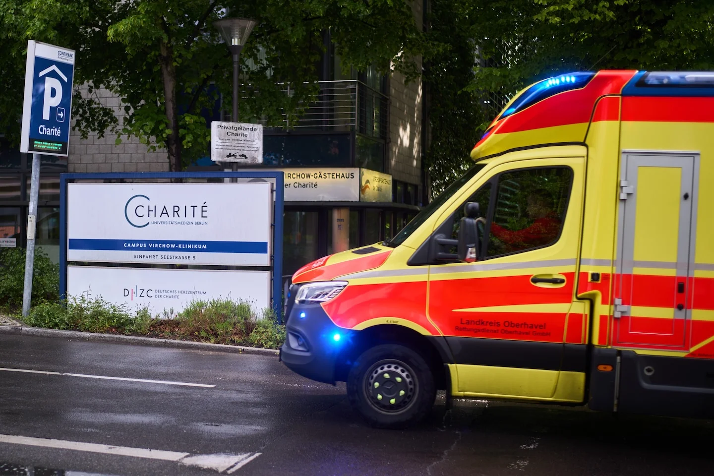 White House blocks Ebola-exposed doctor's return to the U.S., delaying evacuation