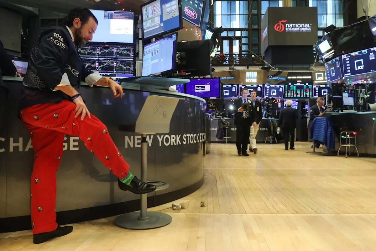 "US Stocks Close Mixed on Shortened Black Friday Trading Day, Bitcoin Soars"