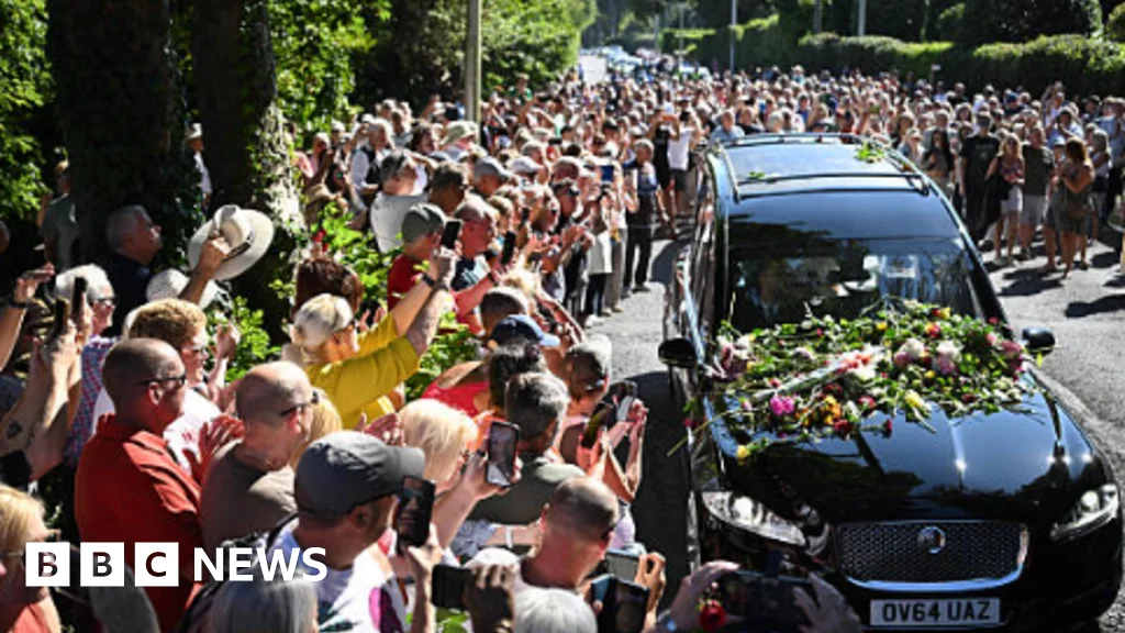Fans bid emotional farewell as Bonnie Tyler returns home to Swansea
