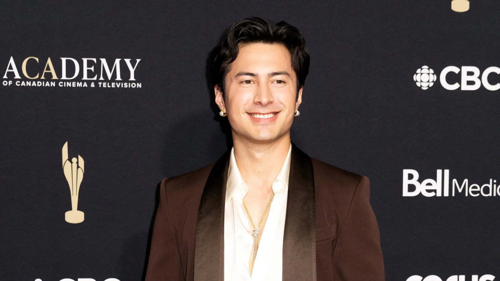 Hudson Williams Drama in Paris as Fans Push for Signatures