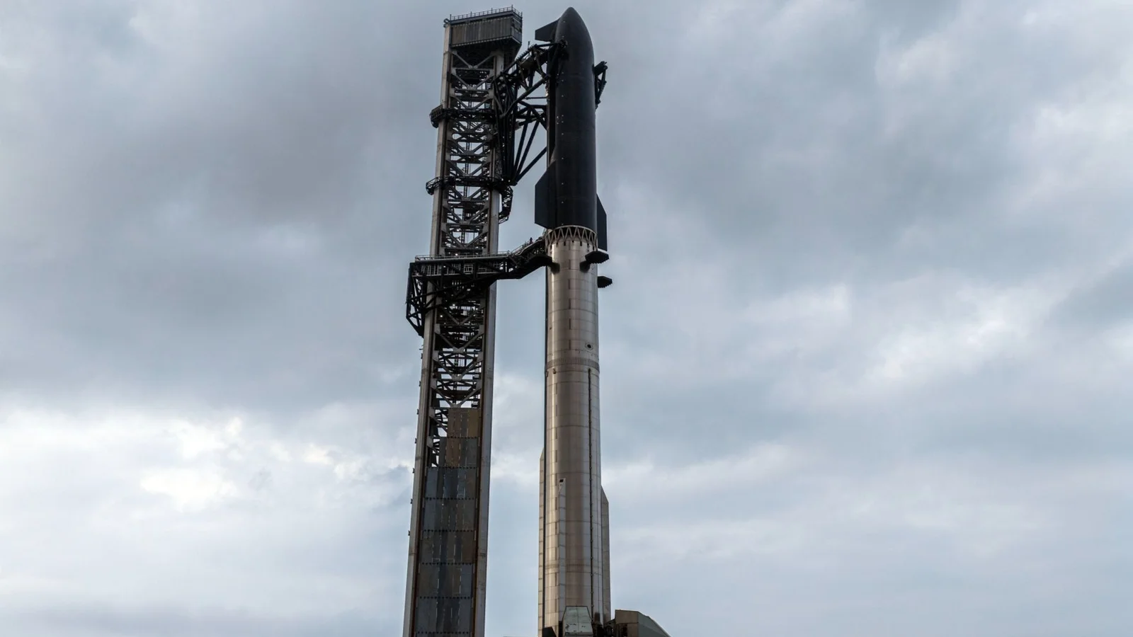 SpaceX’s Starship V3 Debuts in High-Stakes Test Ahead of Moon Missions