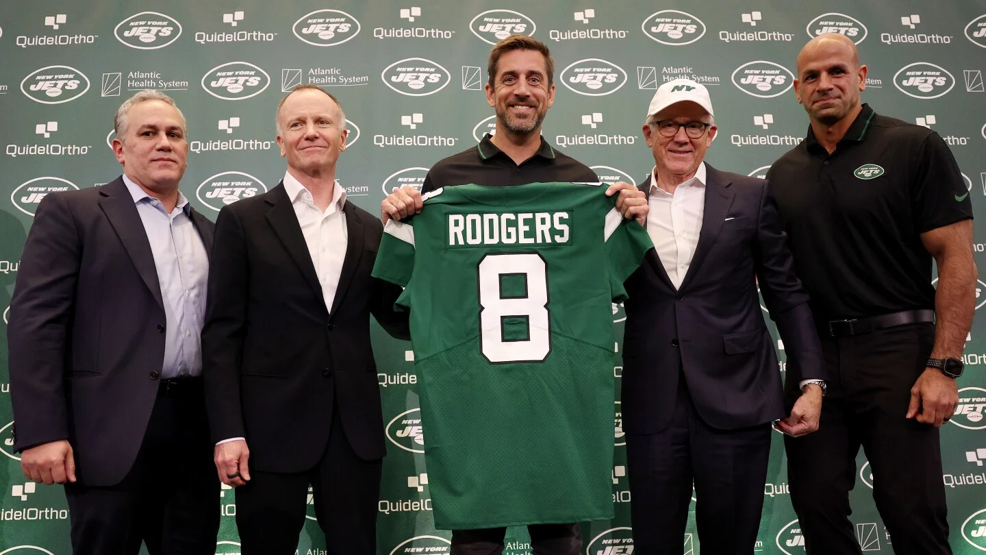 Steelers Sign Aaron Rodgers to One-Year Deal Amid Mixed Reactions
