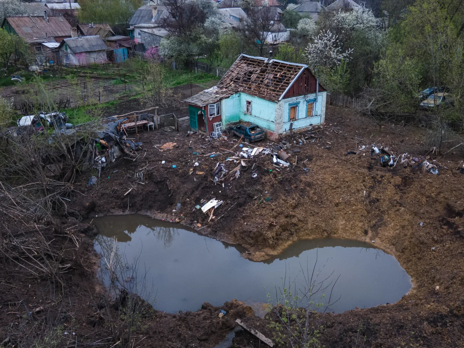 Russia continues attacks on Ukraine with bombs and drones on day 424 of war