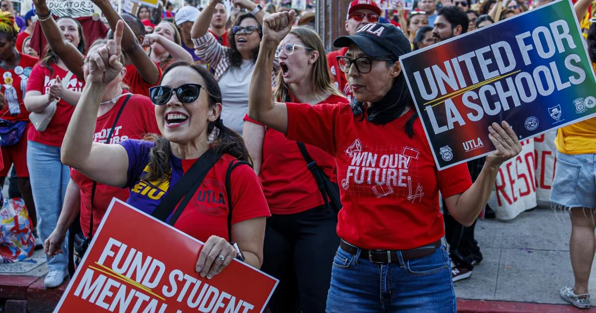 Last-ditch LAUSD talks push toward Tuesday strike