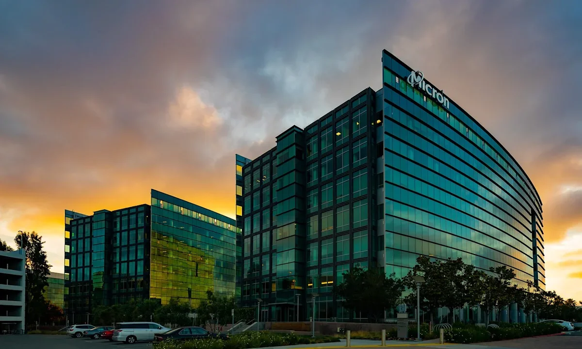 Micron's AI-fueled surge clashes with memory-cycle risk, is MU a buy?