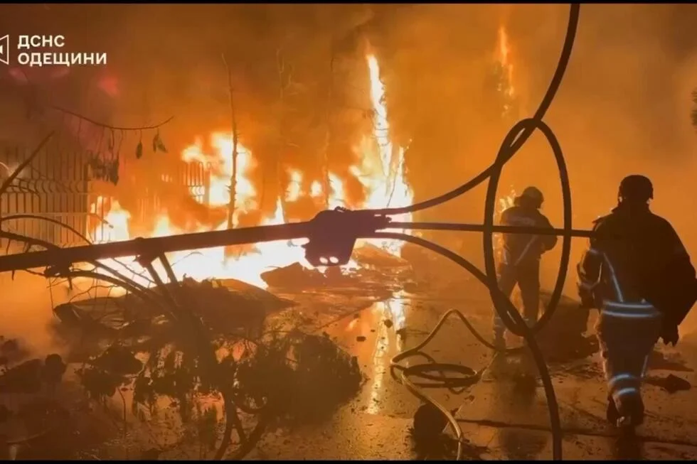 Ukraine launches drone strikes on Russian oil hubs, sparking port fire