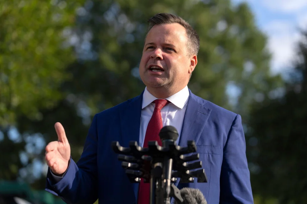 Trump backs Pulte as spy-power renewal looms