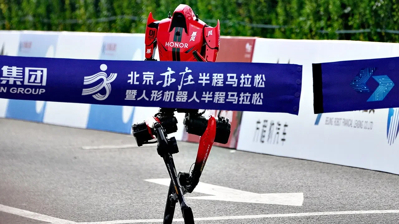 Honor Lightning robot shatters half-marathon record in Beijing