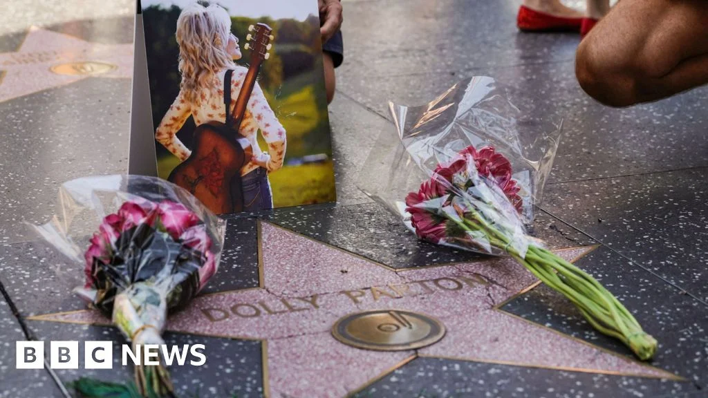 New Dolly Parton Star to Replace Damaged Hollywood Honor