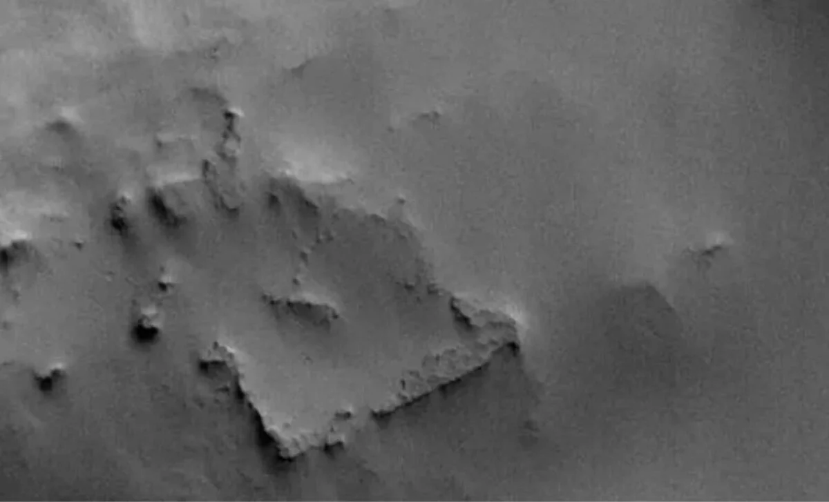 Mars Square Goes Viral, Then Revealed as Optical Illusion