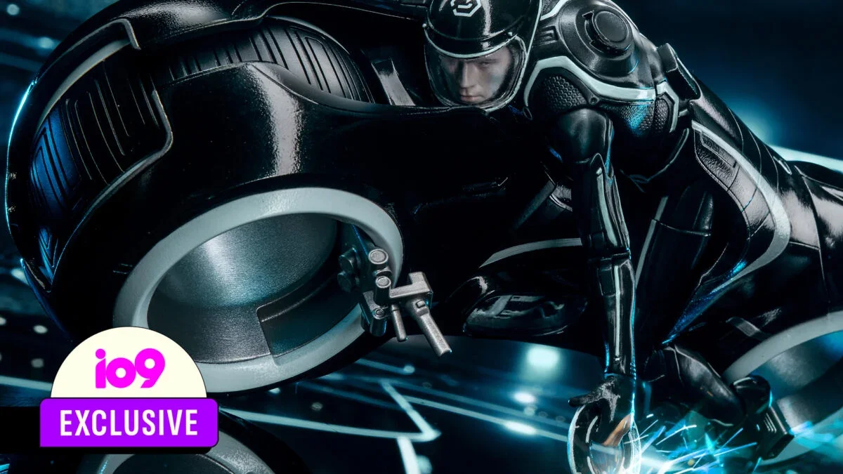 Hasbro Reboots Tron Legacy with Premium 6-Inch Figures and Light Cycle Pack