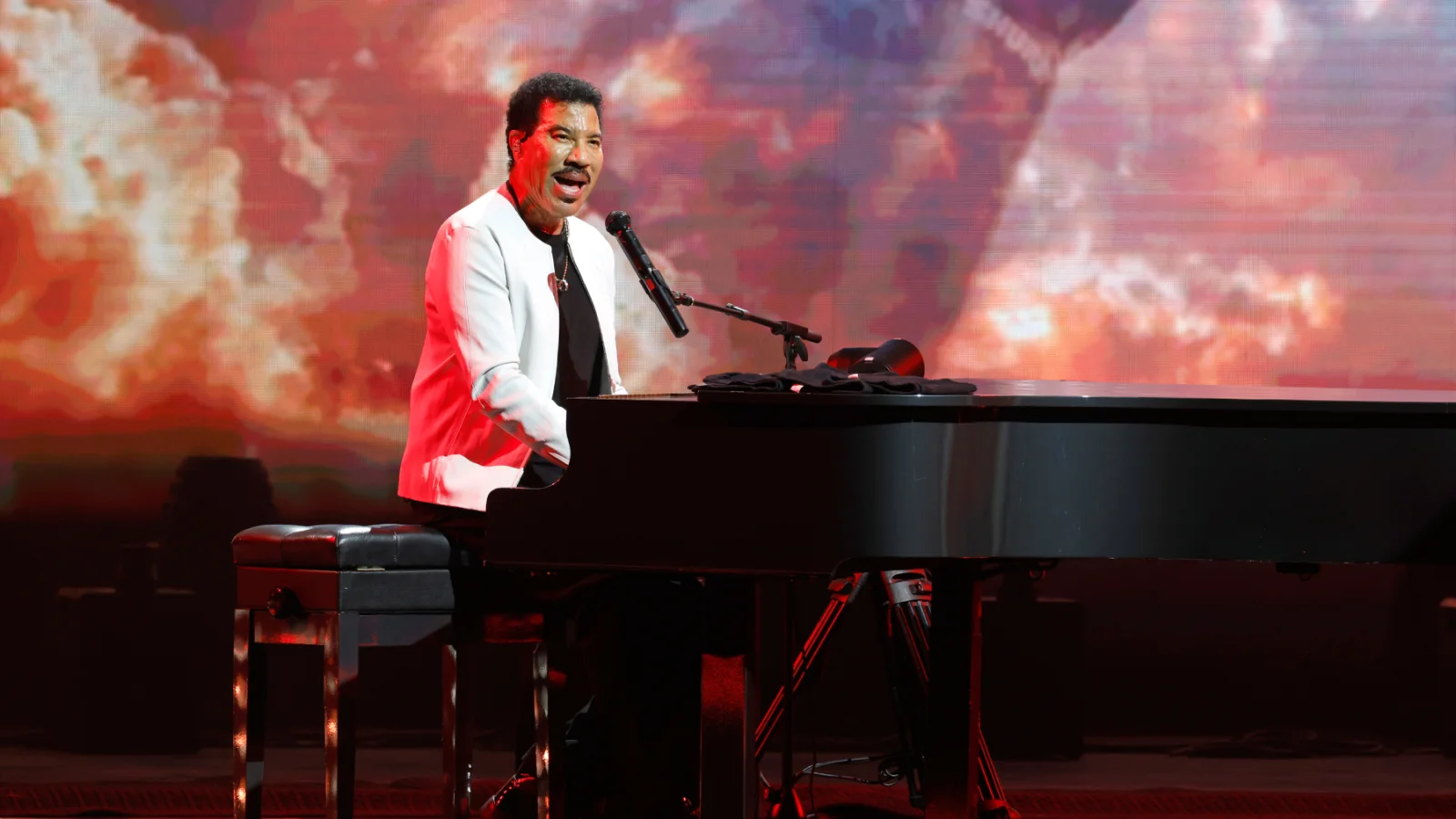 Lionel Richie Halts Minnesota Show on Dizzy Onstage Night One of Tour