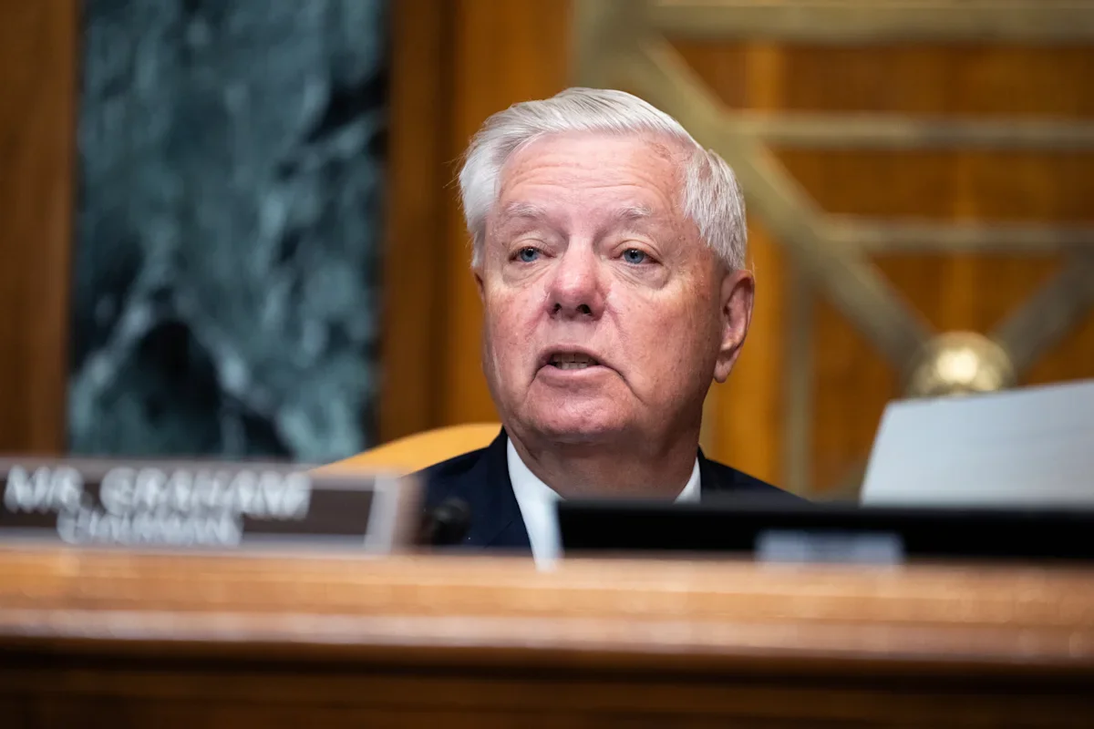 Graham: Trump would seize Hormuz by force if Iran deal collapses