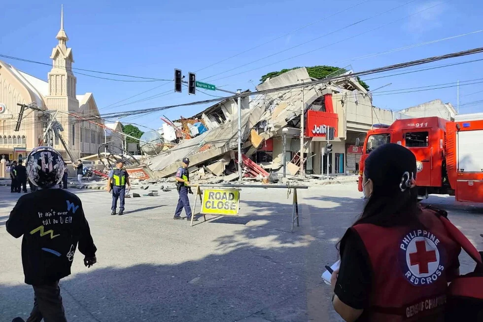 Philippines confronts deadly quakes as rescue teams scour for survivors