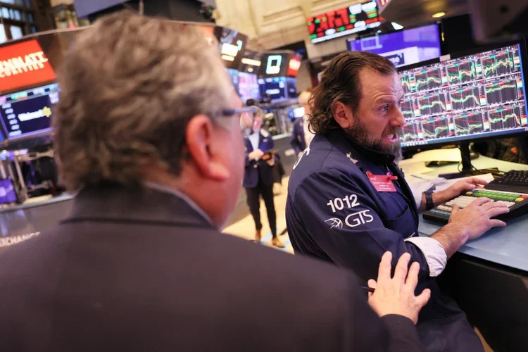 "Stocks Mixed, Treasuries Rally as Bond Market Signals Economic Slowdown"